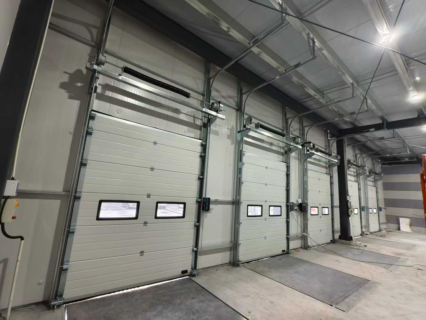 Pramoninių segmentinių durų ir dokų lygintuvų siunta sandėlių projektams